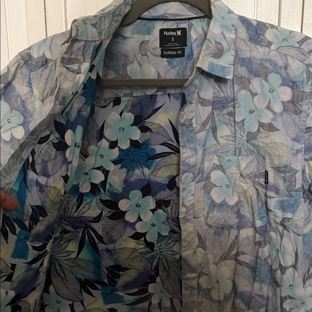Hurley Light Blue Floral Short-Sleeve Button-Up Mena Shirt Size Small - Picture 3 of 5